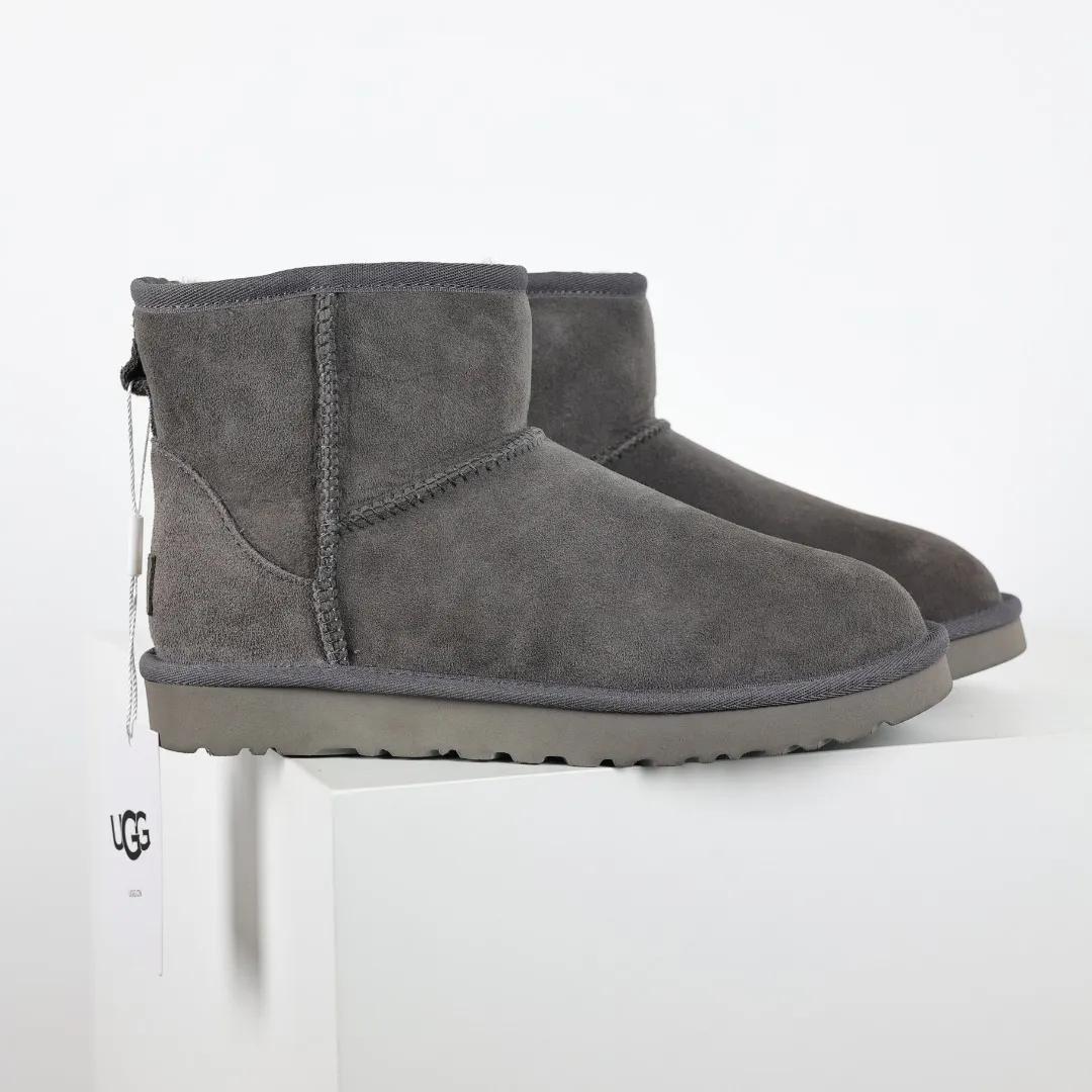 Pick up locally 💰540 Core recommendation Good price Cashmere insoles are a very suitable choice for keeping warm in winter and at home. In the new year, uug launched a series of styles, which are partial to the preferences of young consumers and have also moved to the forefront of fashion trends. Shoe body material Water-repellent coated suede upper 17mm UGGPURE™ implanted wool insole Lightweight non-slip comfortable rubber outsole With brand LOGO Trademark Comes with a full set of packaging Size: 35 36 37 38 39 40 41 42 43 44